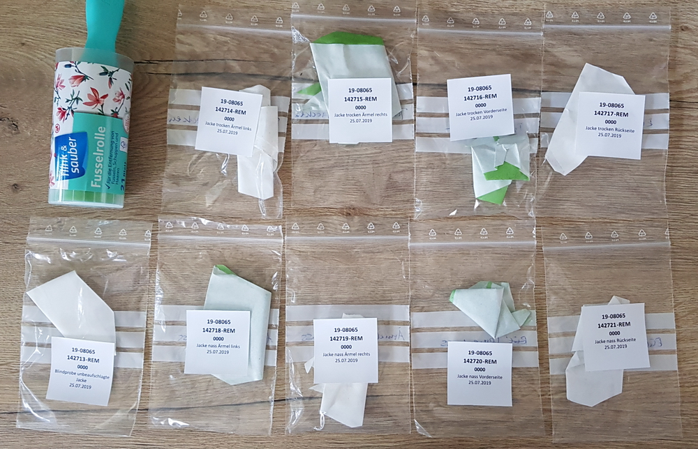 Campione in bianco e 4 carte adesive per il campionamento a secco e a umido.
