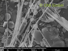 Image MEB de l'amiante amphibolique, trémolite, dans du sable cinétique | © CRB Analyse Service GmbH