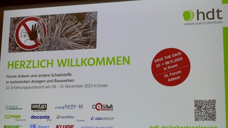 Banner pubblicitario per il Forum sull'amianto presso la Haus der Technik di Essen | © Forum Asbest - HDT