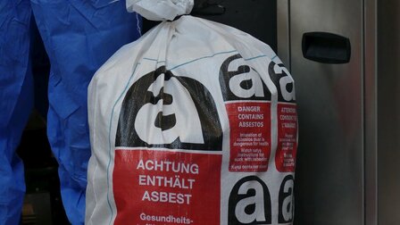 Sacco speciale riempito di rifiuti di amianto per lo smaltimento di materiali contenenti amianto